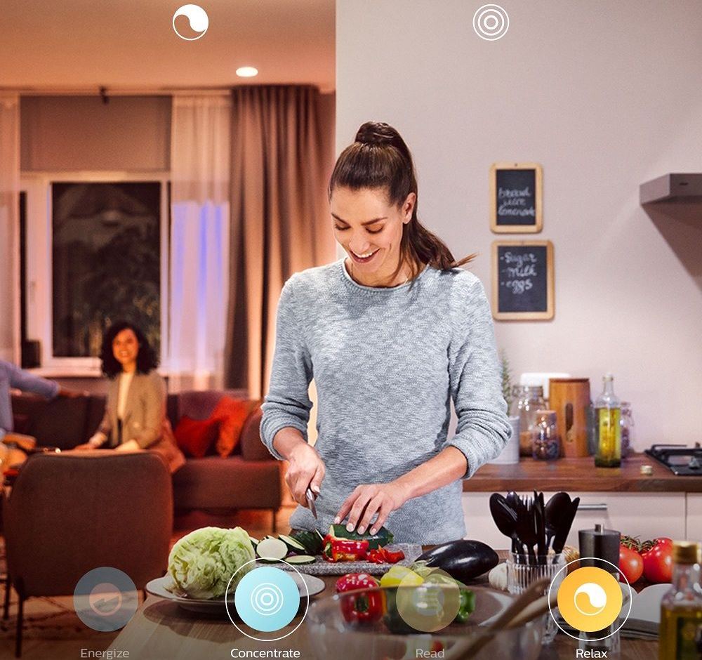 Žiarovky Hue White Ambiance taktiež podporujú hlasové ovládanie Amazon Alexa a Google Assistant, ktoré urýchlia nastavenie prostredia pre konkrétne činnosti, ako je napríklad relaxácia, čítanie a celý rad ďalších aktivít.
