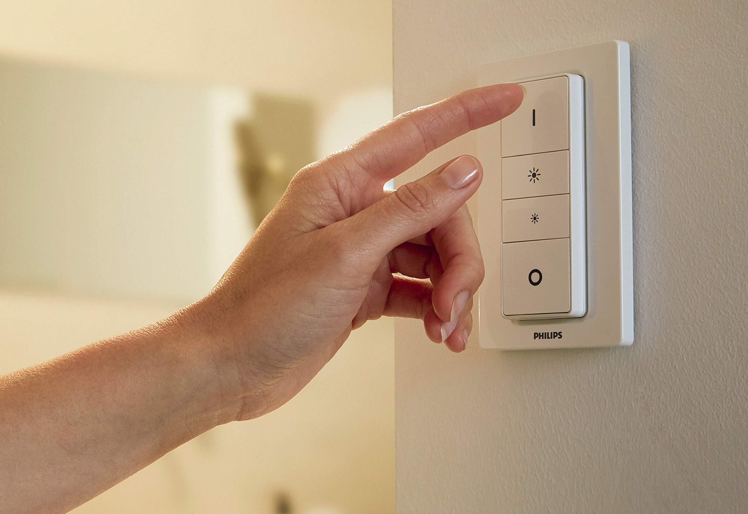 Součástí dodávky je vypínač se stmívačem, který stačí spárovat se svítidlem Philips Hue Aurelle a vybrat pro něj umístění.