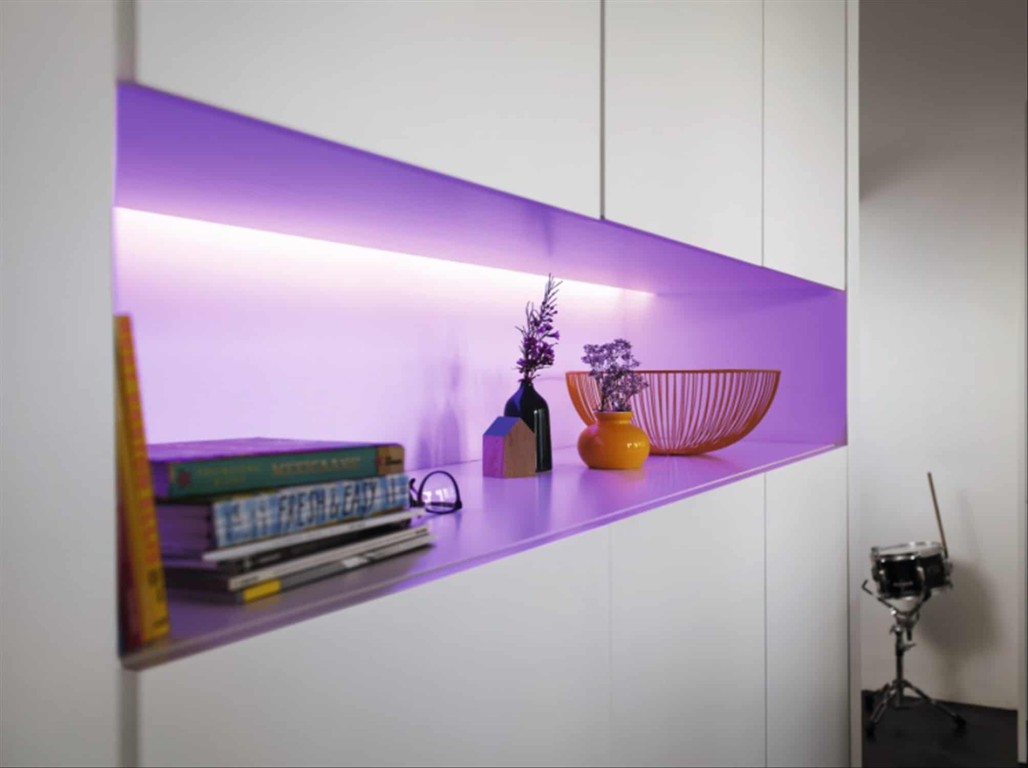 Philips Hue Lightstrip Plus v4  podporuje až 16 milionů zářivých barevných odstínů, kdy nabízí osvětlení v intenzitě až 1650 lm