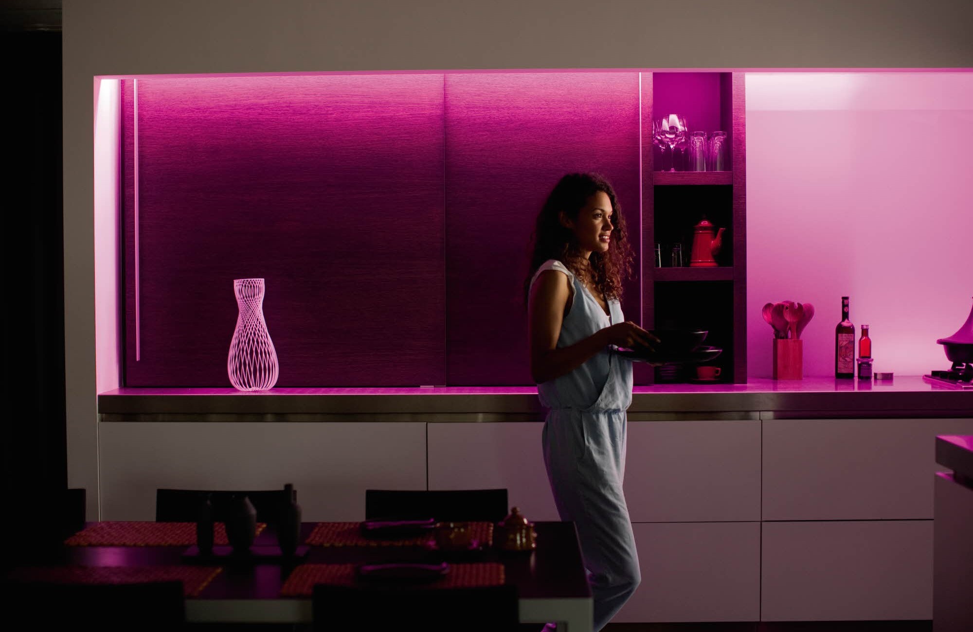 Chytrý LED pásik Philips Hue Lightstrip Plus v4 mení farbu, jas či teplotu svetla podľa vkusu, nálady aj rytmu hudby cez mobilnú aplikáciu Tapo pre operačné systémy Android a iOS