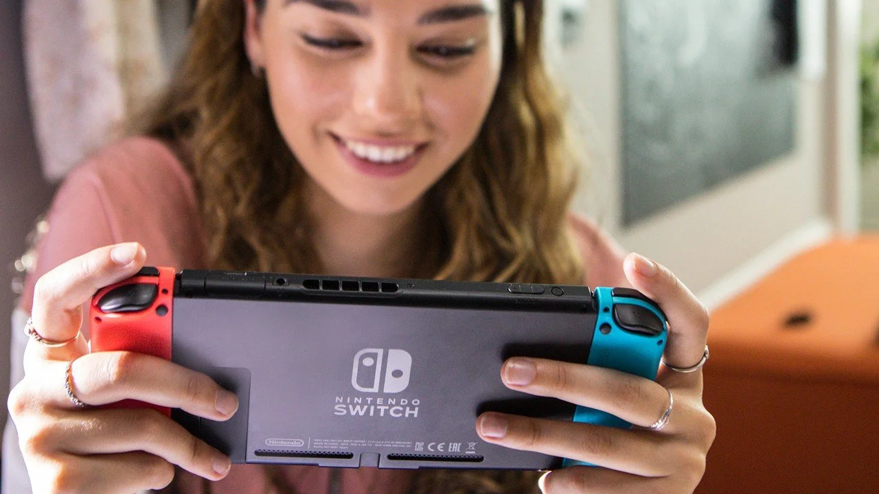 Nintendo Switch v2 v sobě snoubí tradiční stolní a handheld konzoli do jediného zařízení, s nímž se můžete oddávat hraní svých oblíbených titulů kdykoliv a kdekoliv.