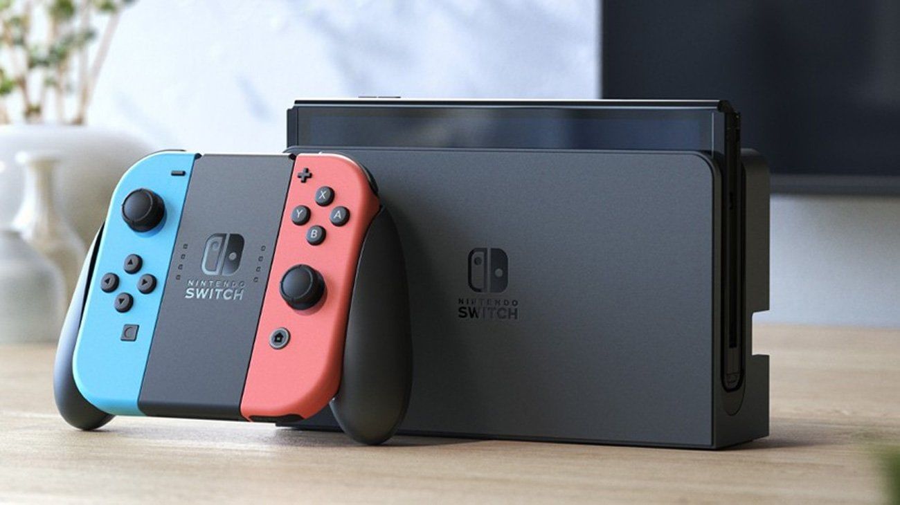 Nintendo Switch OLED v sebe snúbi tradičnú stolnú a handheld konzolu do jediného zariadenia, s ktorým sa môžete oddávať hraniu svojich obľúbených titulov kedykoľvek a kdekoľvek.