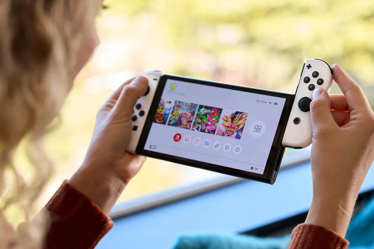 Nintendo Switch OLED v sob snoub tradin stoln a handheld konzoli do jedinho zazen, s nm se mete oddvat hran svch oblbench titul kdykoliv a kdekoliv.