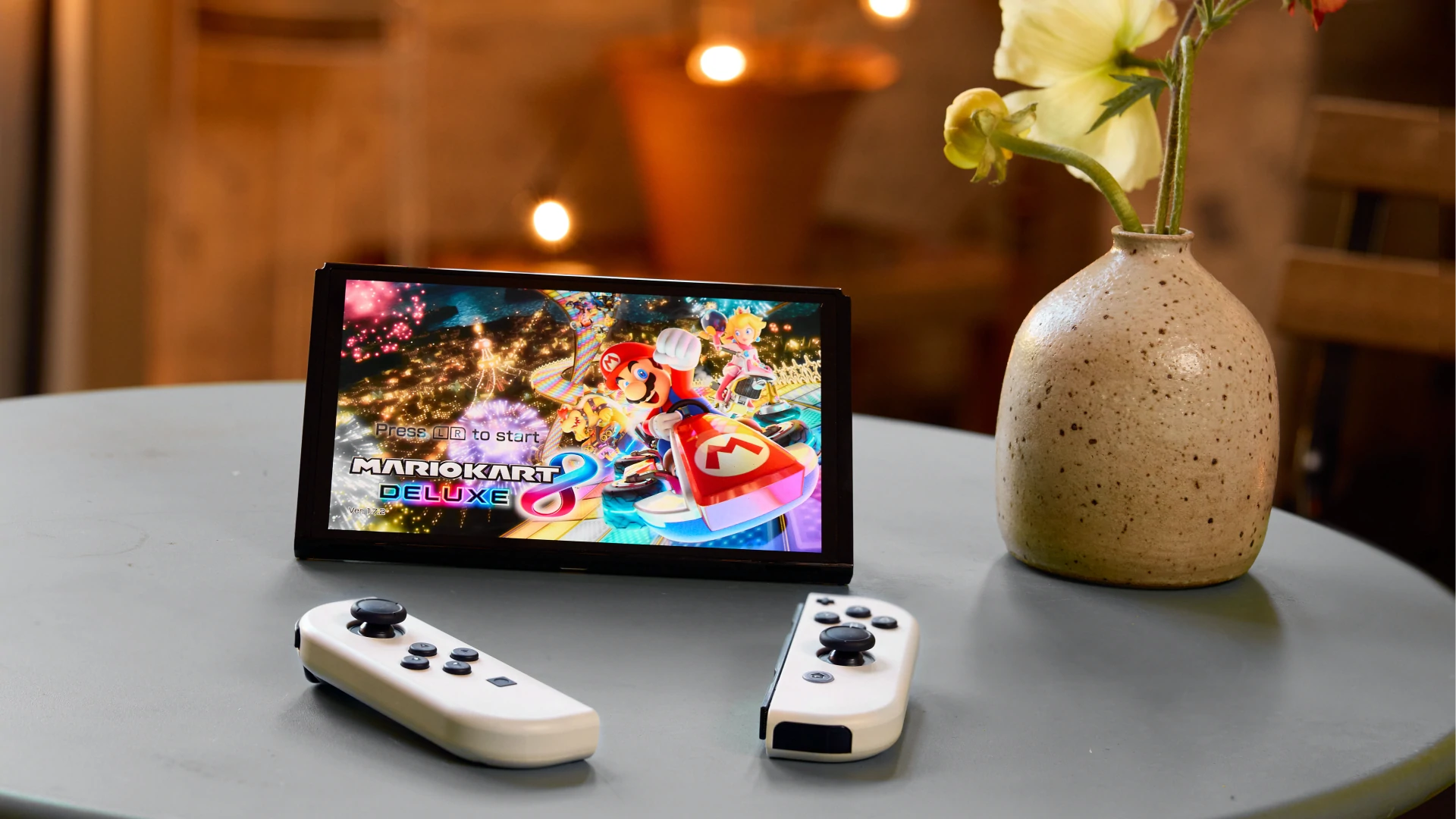 Herní konzole Nintendo Switch OLED je vybavena vnitřní flash pamětí eMMC o kapacitě 64 GB pro vaše oblíbené hry a aplikace.