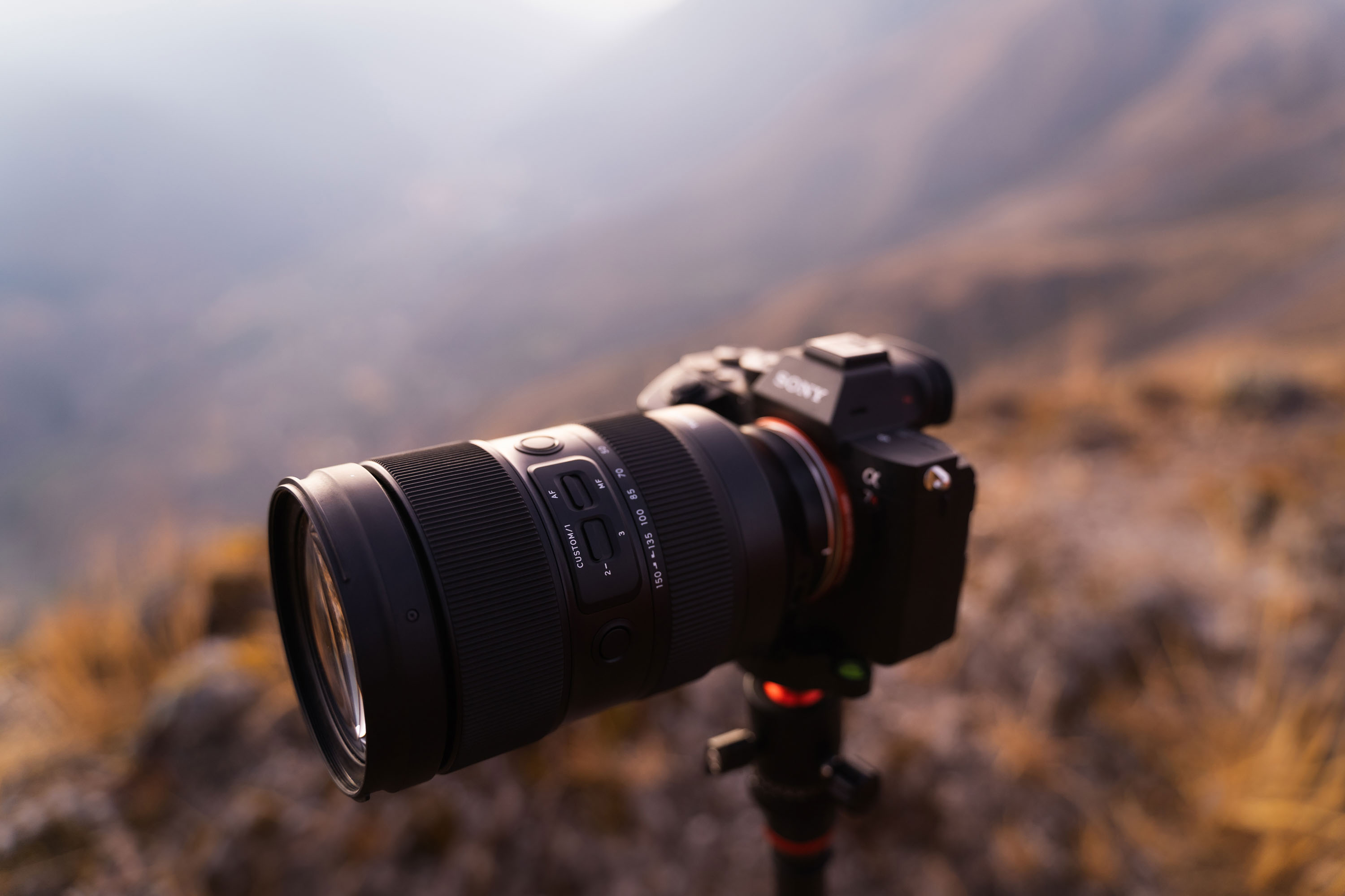 Objektiv Tamron na fotoaparátu Sony a na stativu v horách