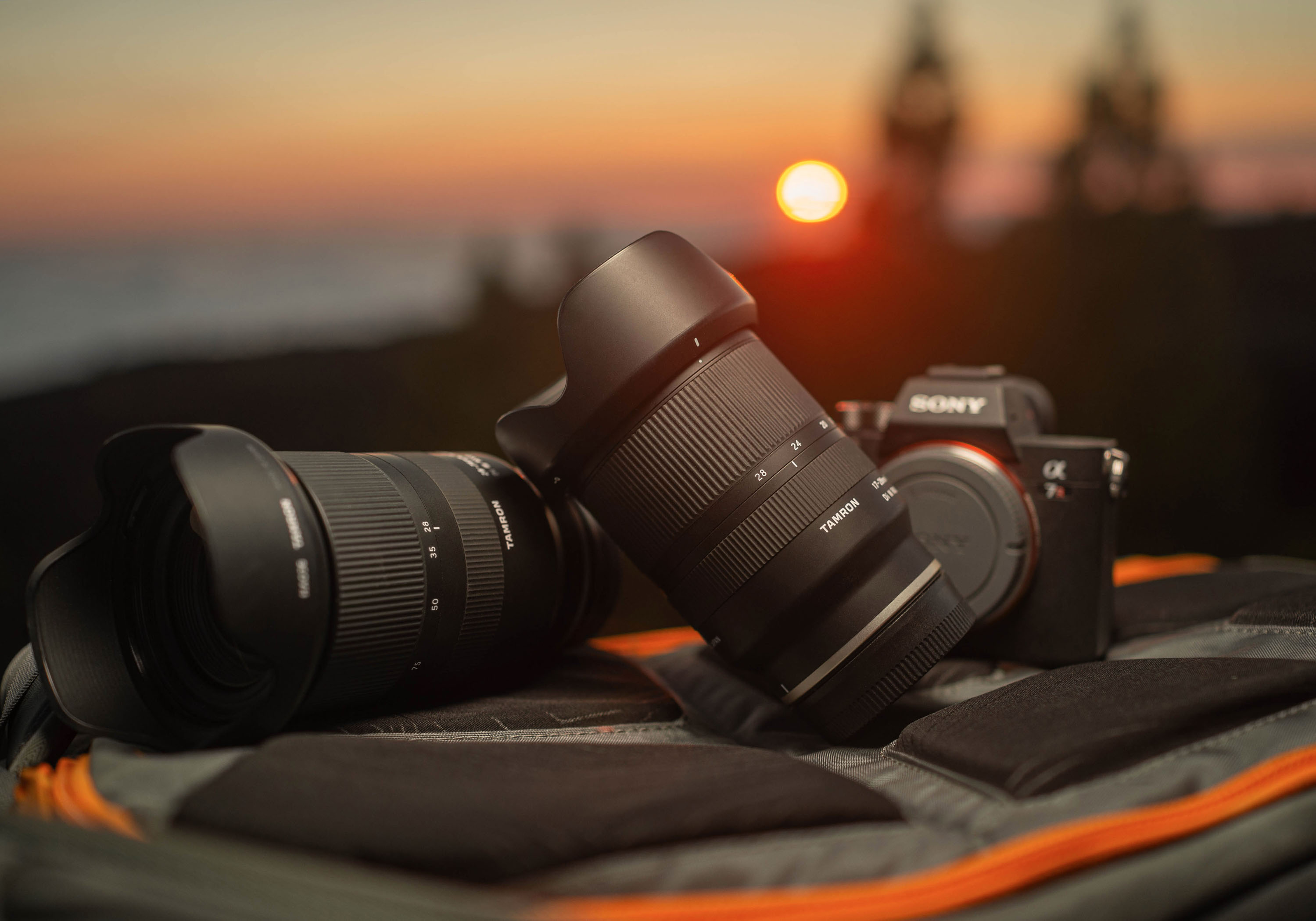 Objektiv Tamron u fotoaparátu Sony s výhledem na západ slunce