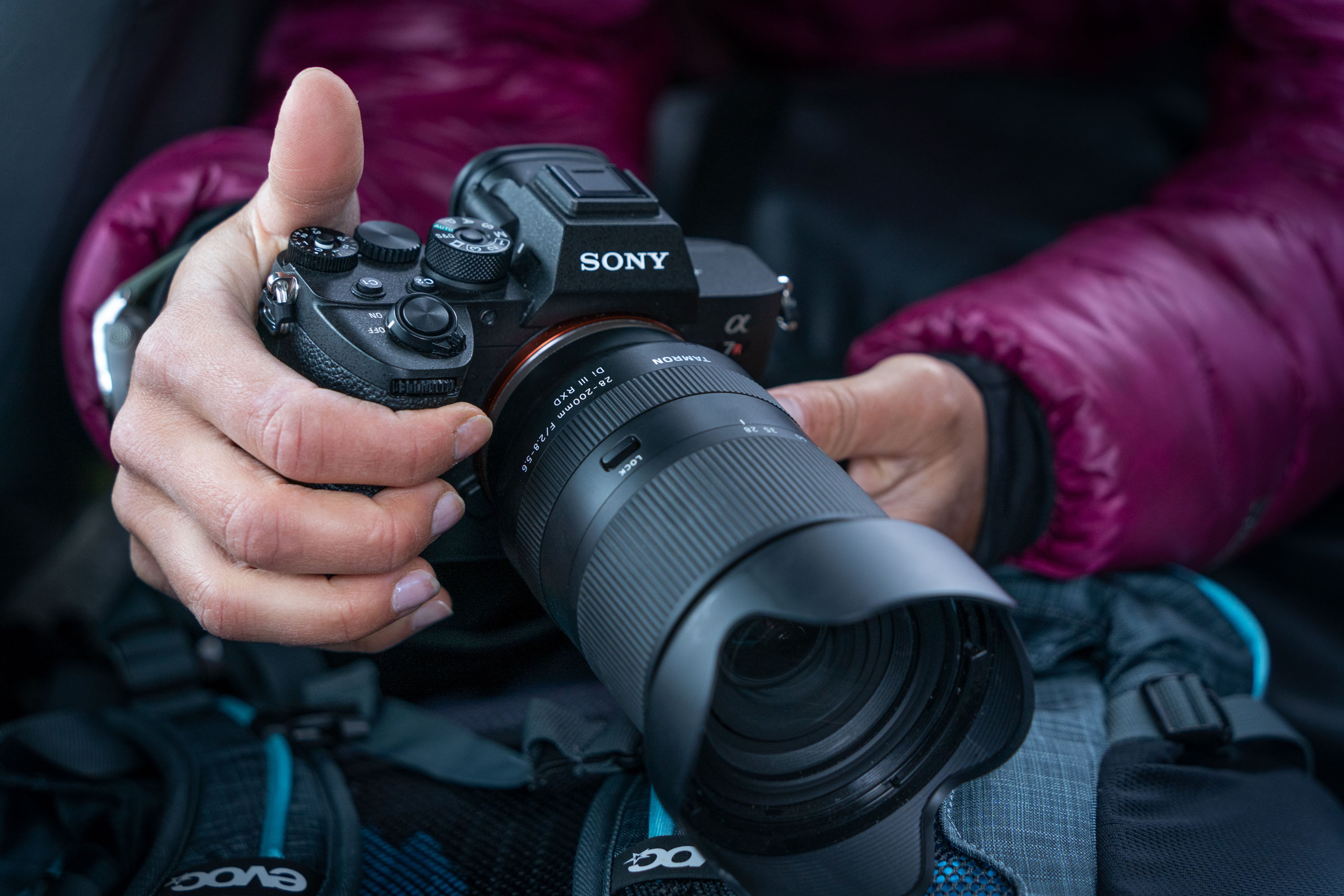 Objektiv Tamron na fotoaparátu Sony v rukou fotografa