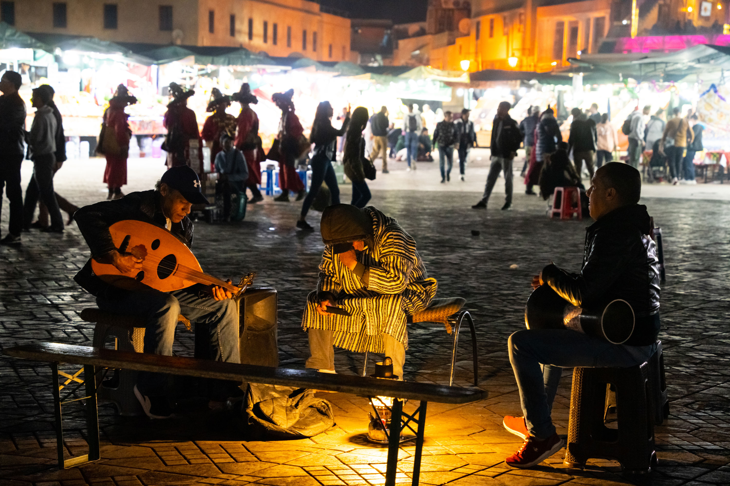 Muzikanti na trhu foceni s objektivem Tamron