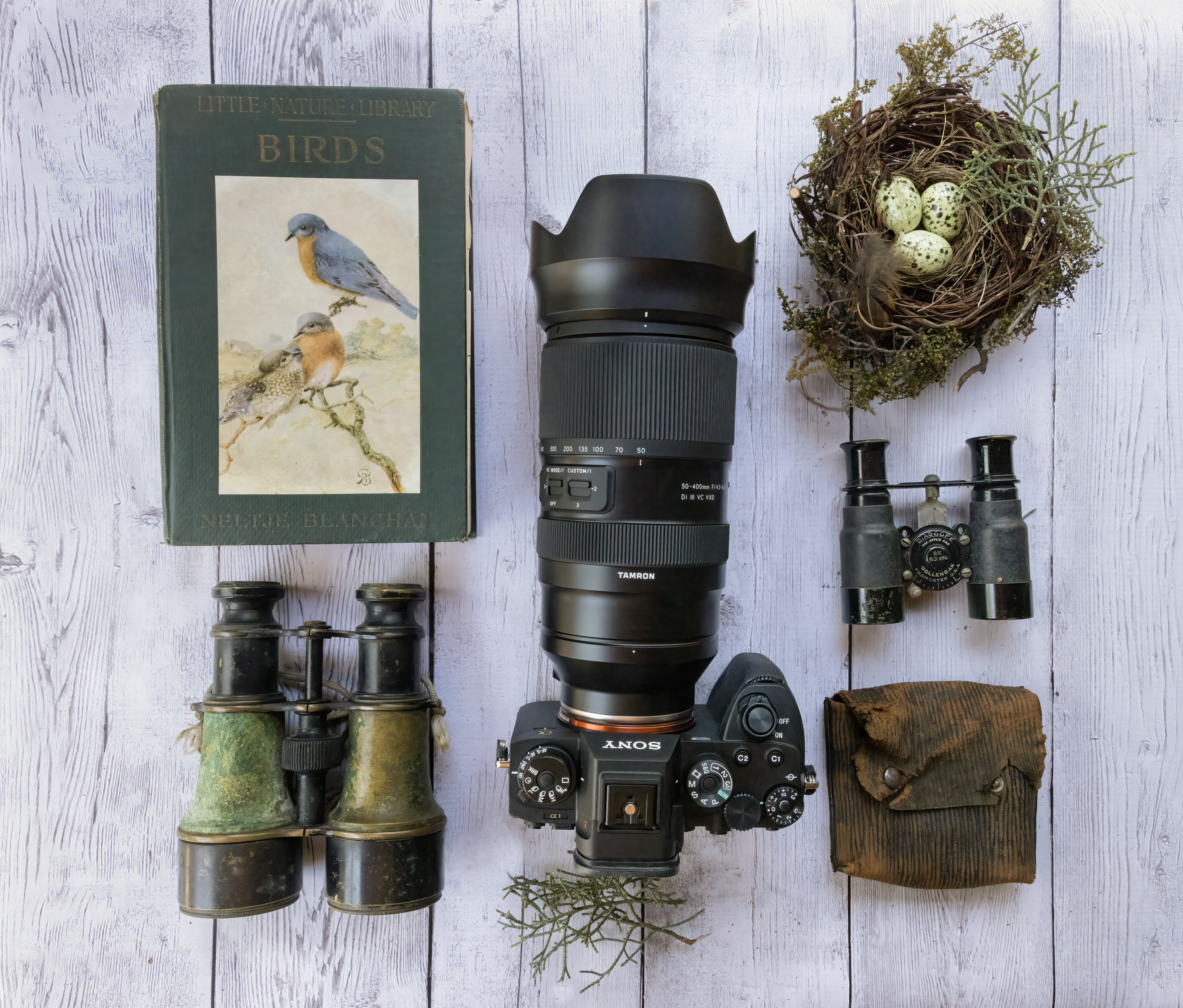 Objektiv Tamron s fotoaparátem a vybavením na pozorování ptactva