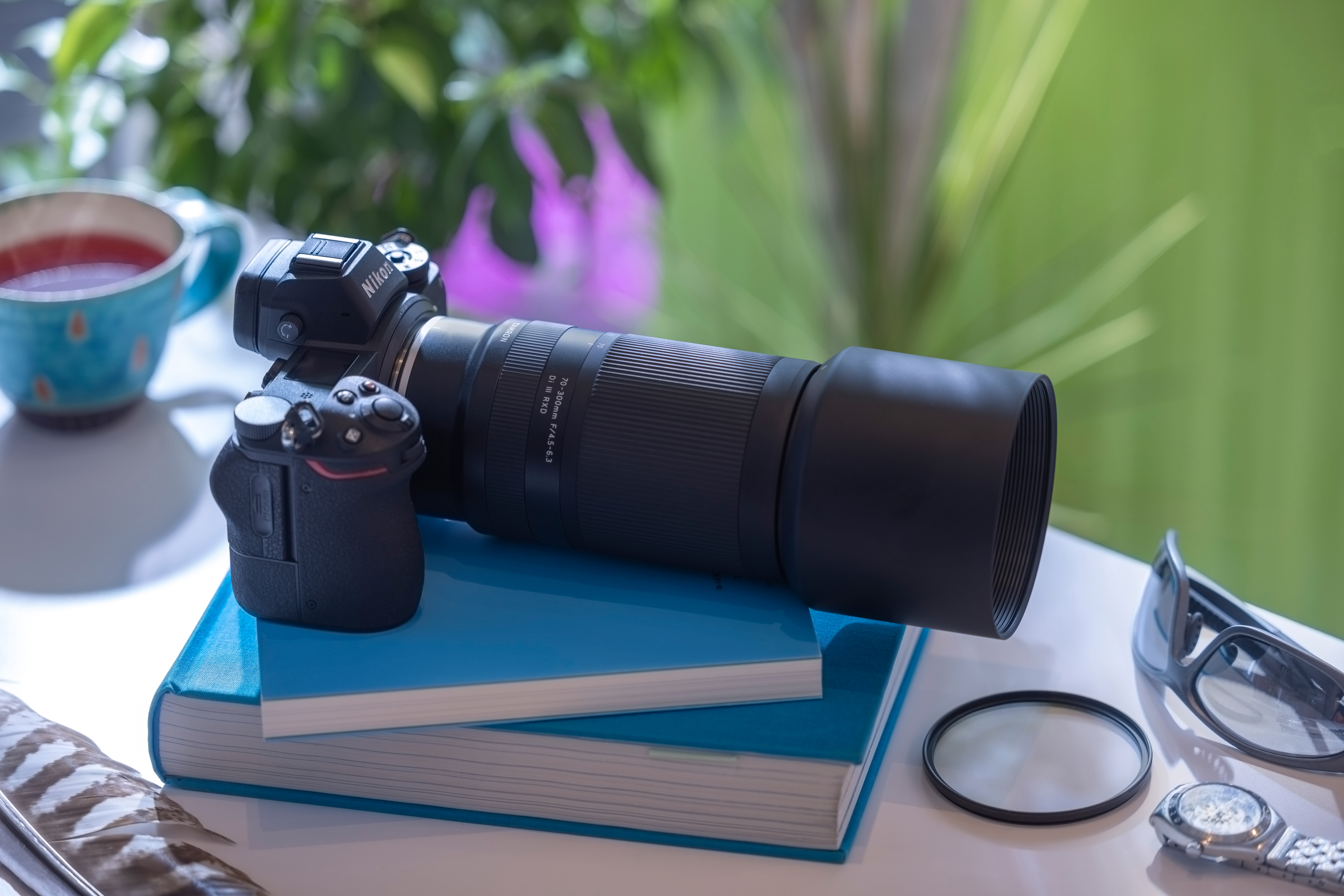 Objektiv Tamron na fotoaparátu Nikon Z položený na knížkách