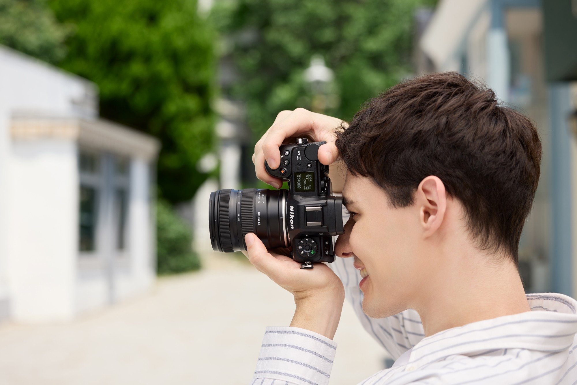 Fotografia mestskej architektúry fotená objektívom Tamron