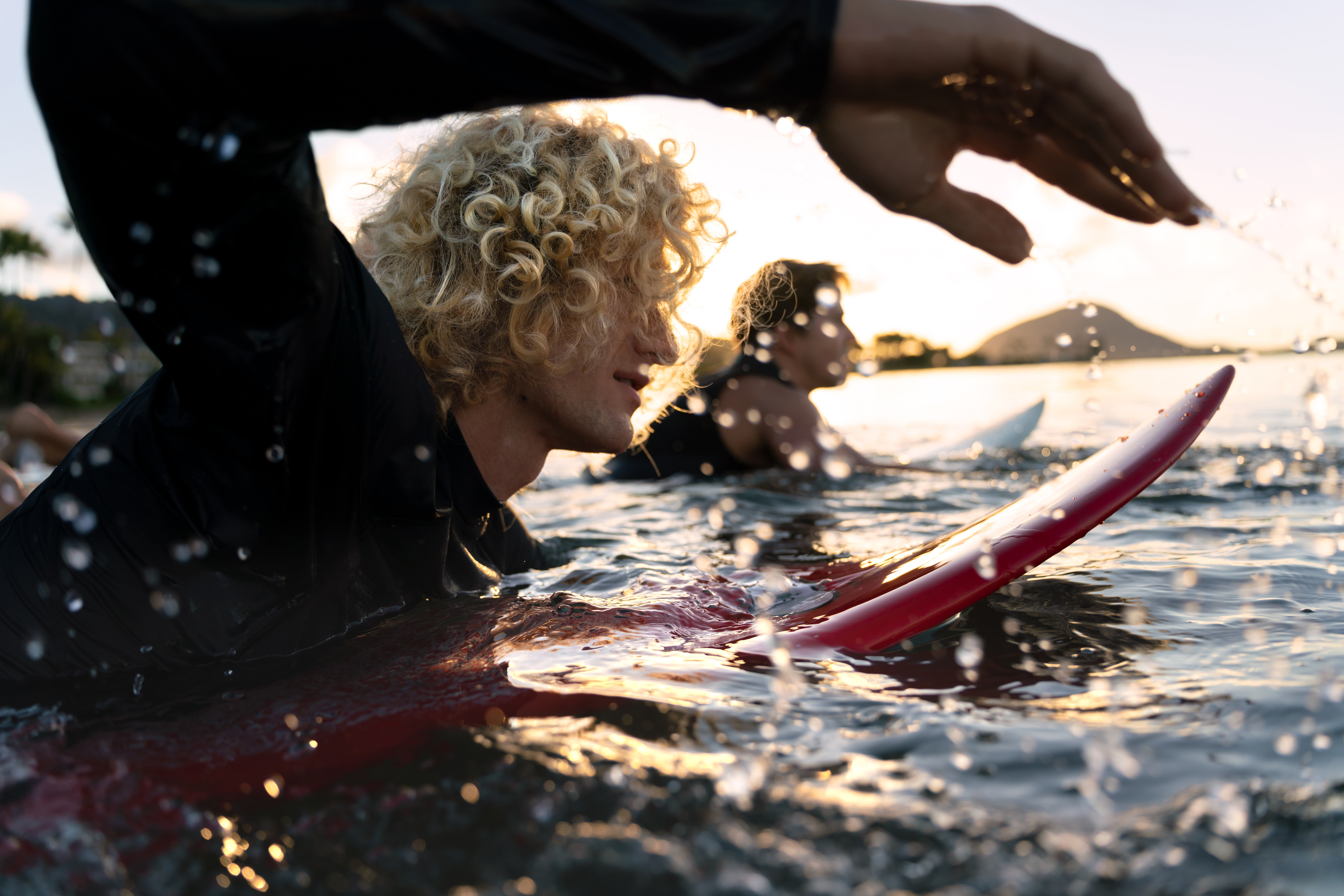 Fotka surfařů focená s objektivem Tamron