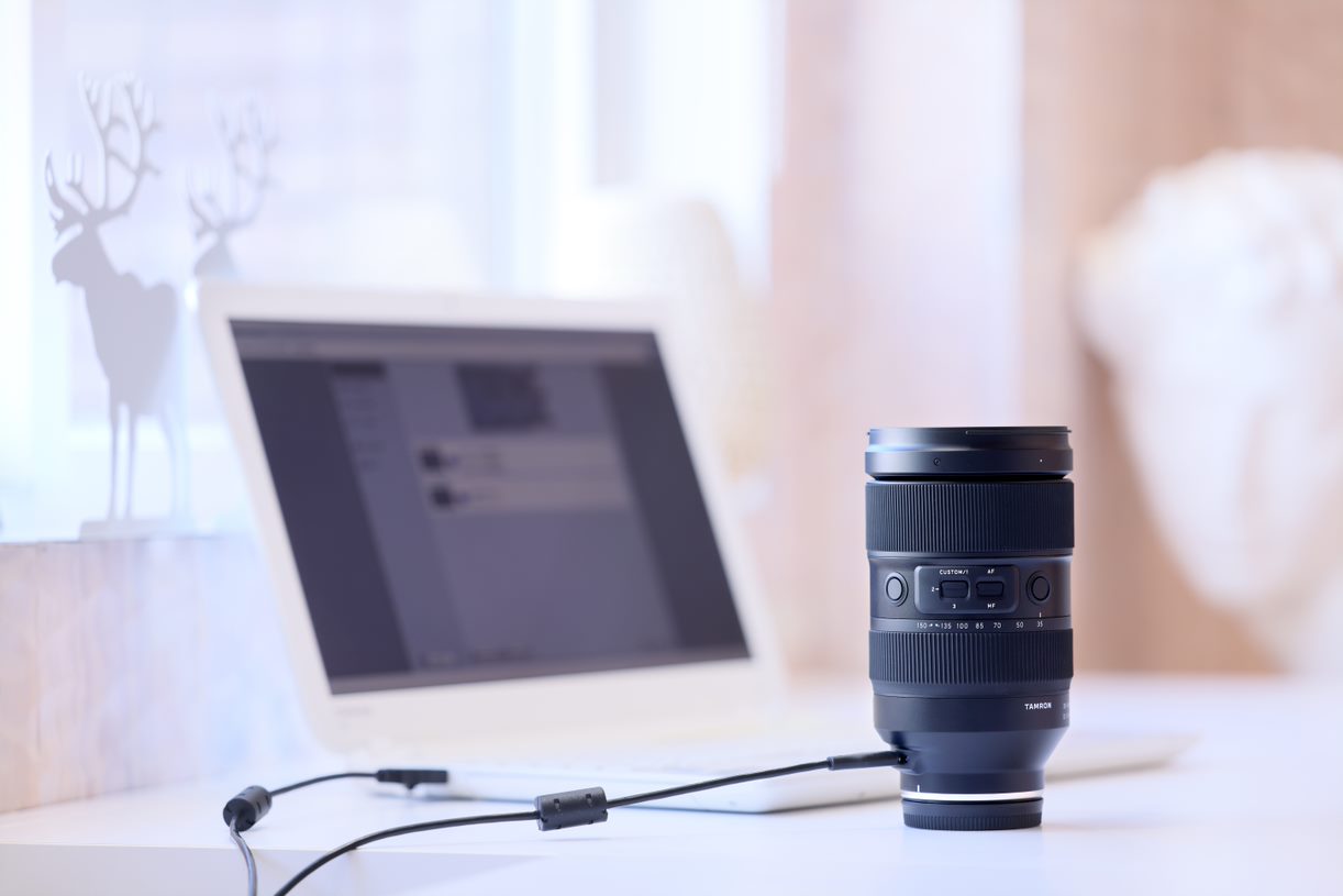 Propojovací kabel Tamron CC-150 slouží pro snadnou konfiguraci originálních objektivů pomocí volného portu USB-C a softwaru Tamron Lens Utility.