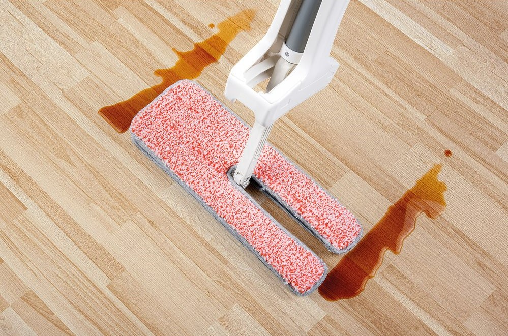 S mopem Lamart LT8036 2v1 Push umyjete podlahy ve své domácnosti snadno a rychle.