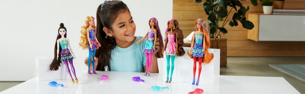 Balenie Barbie Colour Reveal Confetti obsahuje niekoľko sáčkov a tubu so záhadnou panenkou, ktorá môže nadobudnúť hneď 5 rôznych podob