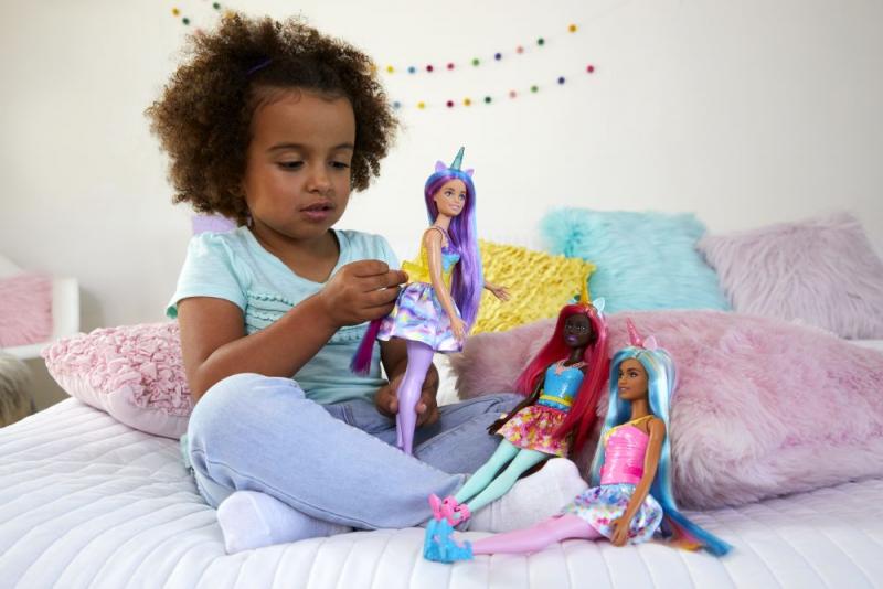 Holčička si hraje s panenkou Barbie Kouzelná Víla Jednorožec