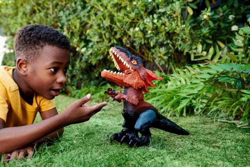 Chlapec sa hrá s hraèkou dinosaura z Jurského sveta od znaèky Mattel