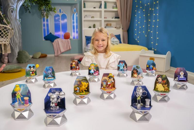 Dievčatko má na stole vyskladané zberateľské figúrky Yume Disney