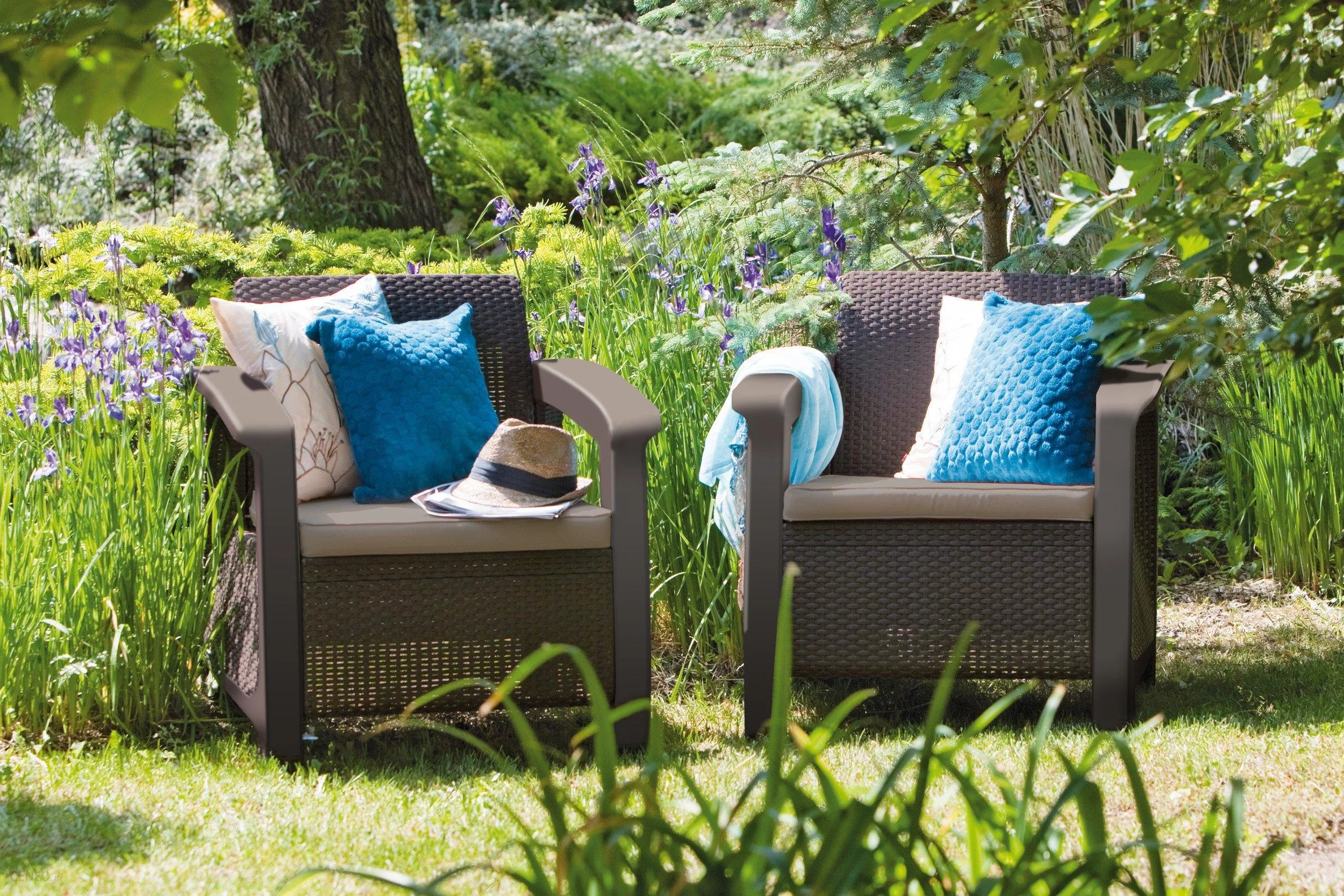 Set záhradného nábytku Keter Corfu Duo zahŕňa 2 nízkoúdržbové záhradné kreslá, ktoré sú vybavené pohodlnými podsedákmi s umývateľným poťahom.