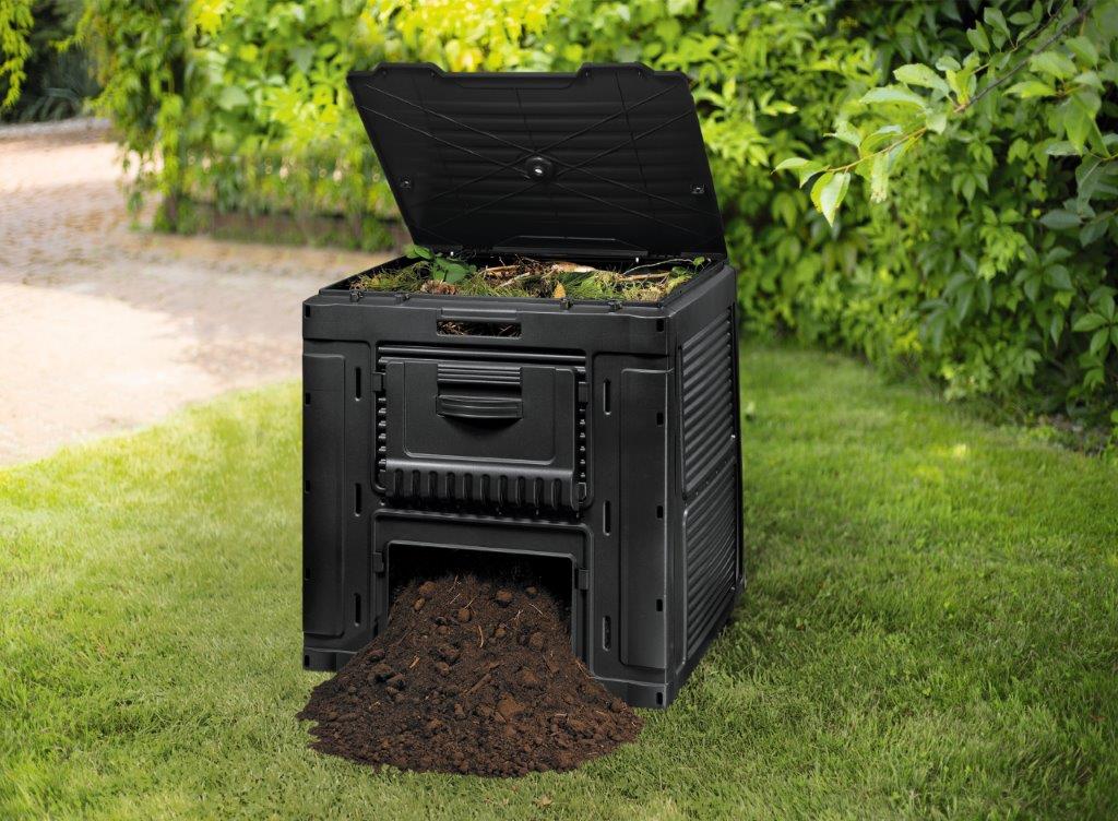 E-kompostér Keter o objemu 470 l na trávníku na zahradě