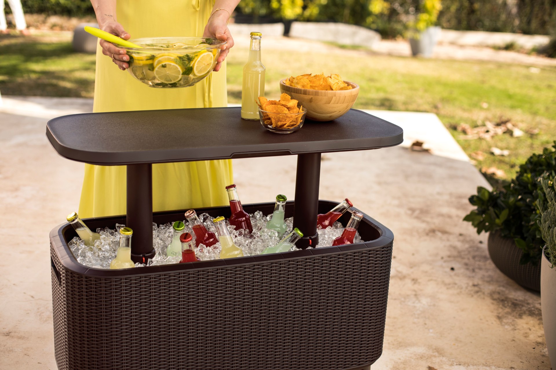 Multifunkčný záhradný box Keter Bevy Cool Bar v prevedení 2 v 1 môže slúžiť ako konferenčný alebo barový stolík.
