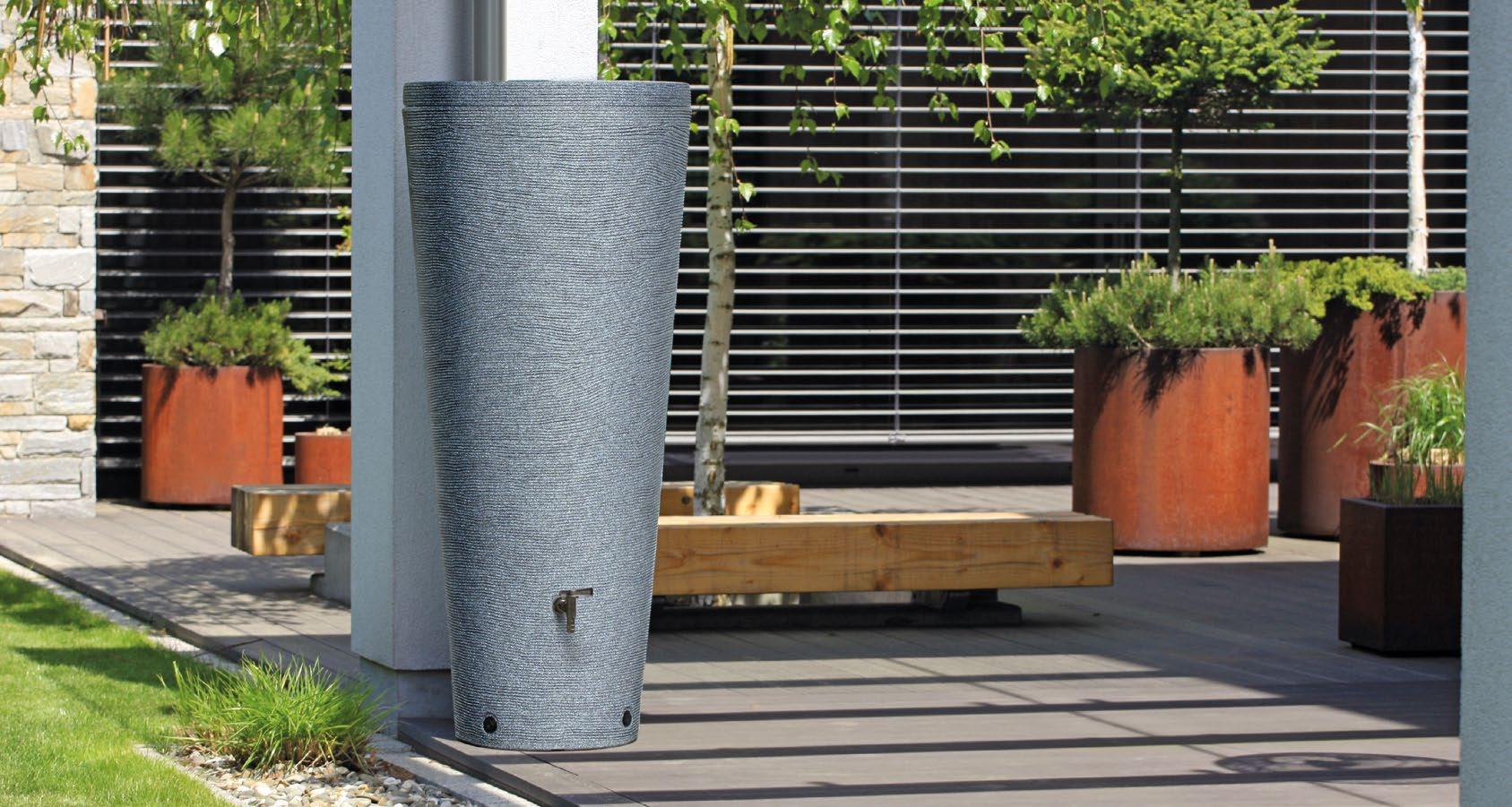 Sud Prosperplast TUBO granit>

<h3>Funkční řešení s dekorativním prvkem</h3>
<p>Sud na dešťovou vodu TUBO 320 je skvělou volbou pro ty, kdo chtějí skloubit užitek s designem. Jeho štíhlý tvar šetří místo, ale přitom pojme až <strong>320 litrů</strong> vody. Povrchová úprava PREMIUM v odstínu <strong>granit</strong> působí přirozeně a esteticky. Součástí balení je i <strong>plastový květináč</strong>, který lze vložit místo klasického víka a doplnit tak nádrž o zelený prvek. Sud je vybaven <strong>dvěma otvory</strong> – jeden pro připojení kohoutku (součástí) a druhý např. pro připojení zahradní hadice.</p>

<h3>Specifikace</h3>
<ul class=