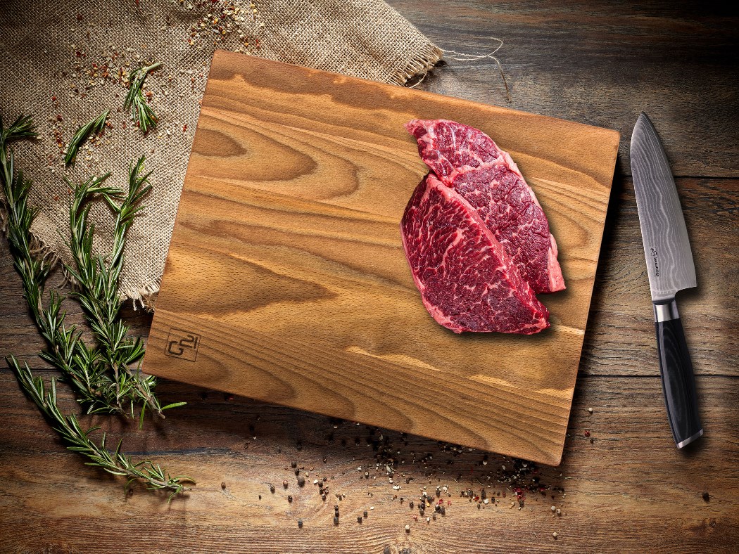 Steak a G21 vágódeszkán és a G21 Damascus kés.