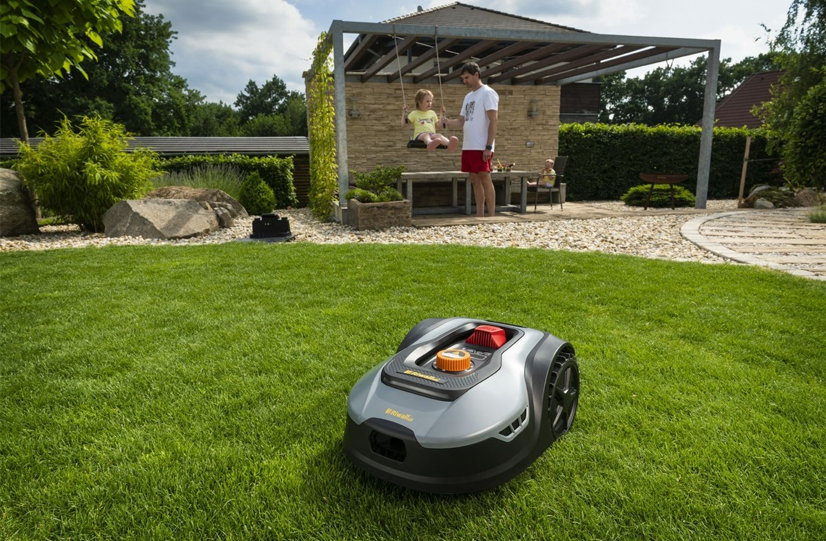Aku kosačka Riwall RRM 650 APP pokosí trávnik na vašej záhrade