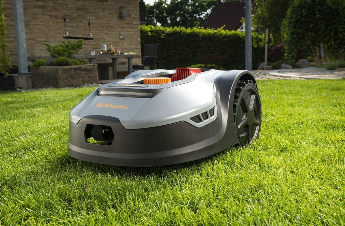 Robotická aku kosačka Riwall RRM 650 APP sa postará o dokonalý trávnik na vašom pozemku