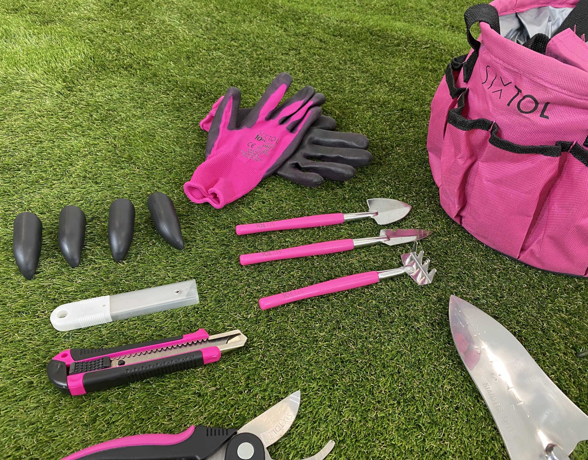 Sada zahradního nářadí Sixtol Garden Pink 10 rozložená na trávníku