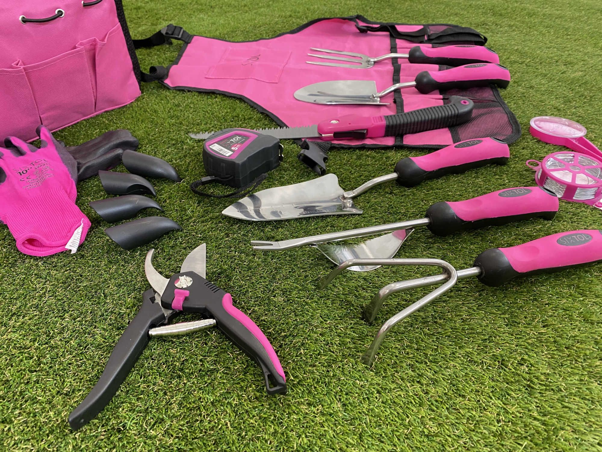 Sada zahradního nářadí Sixtol Garden Pink 12 rozložená na trávníku