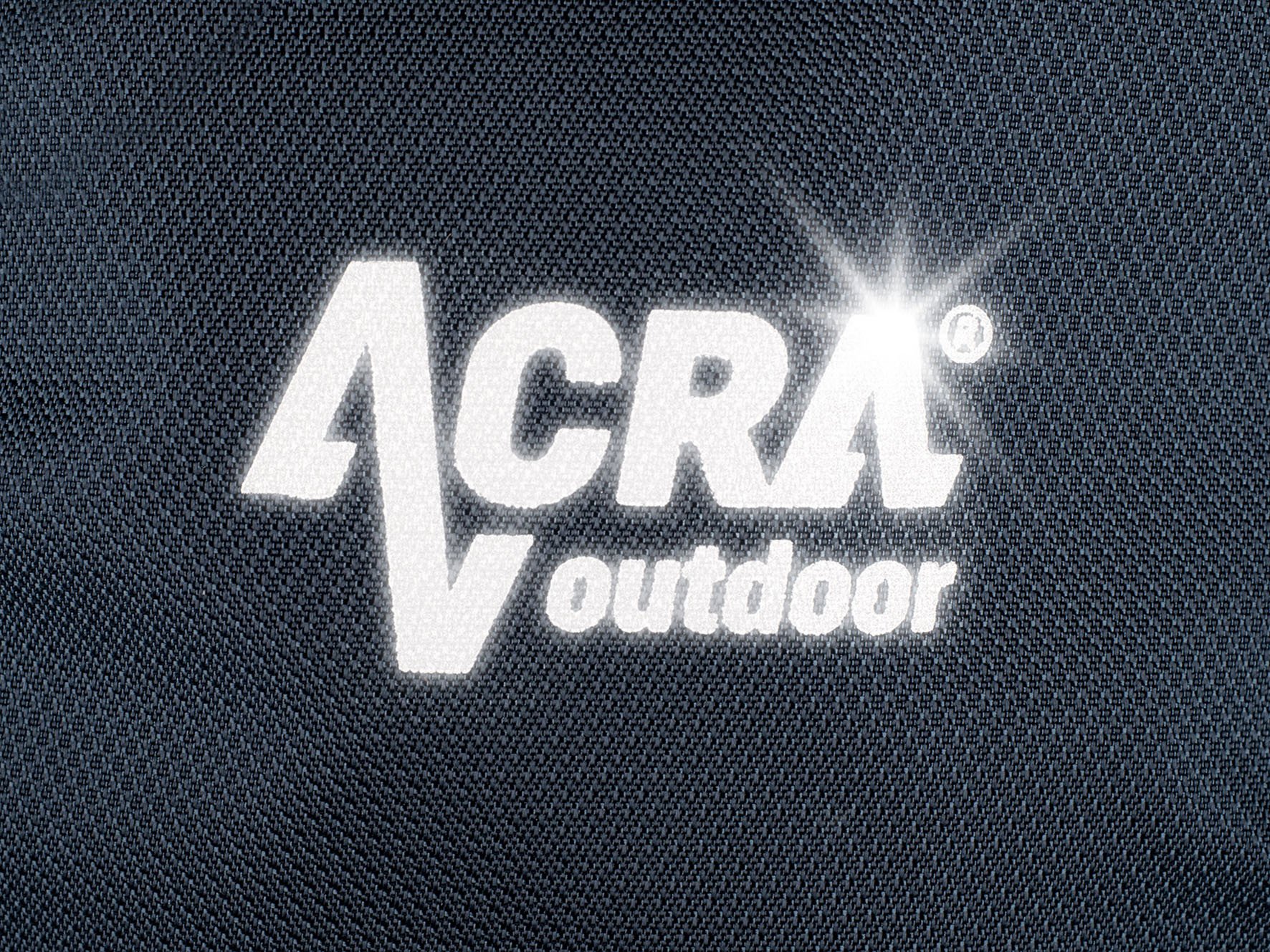 Fényvisszaverő felirat az Acra Relaxing 40 L hátizsákon