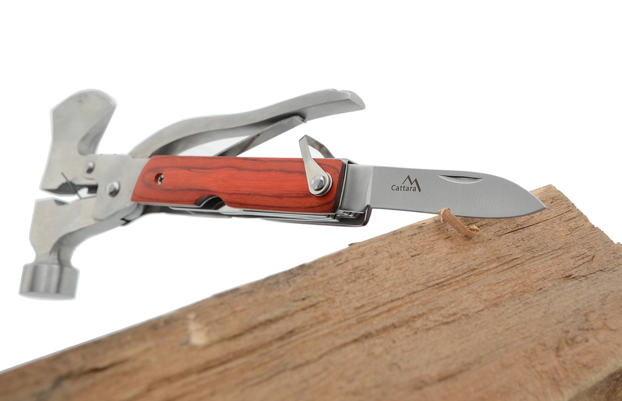 Multifunkční nůž Cattara Multi Hammer vhodný i pro drobnou práci se dřevem