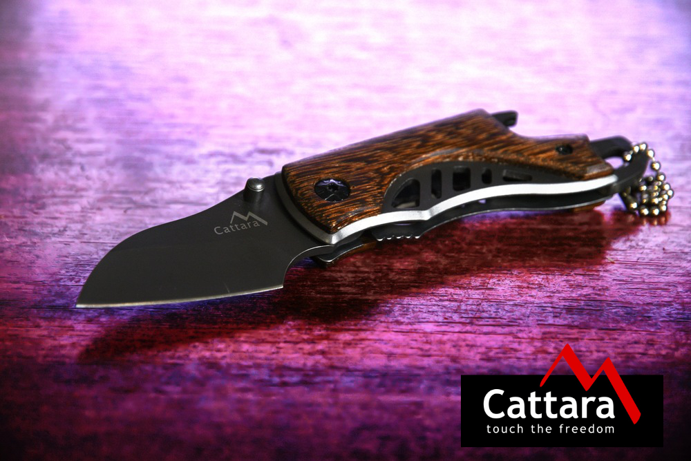Vreckový nôž Cattara RIB s poistkou položený na stole