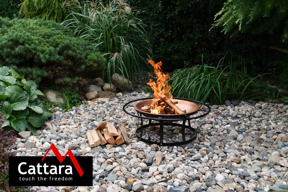 Přenosné ohniště Cattara ETNA na zahradě