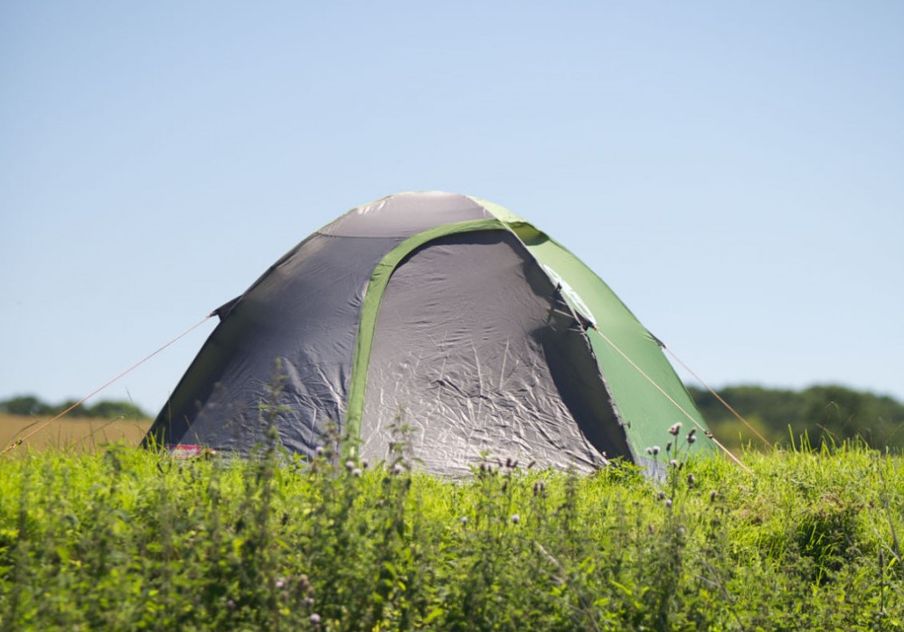 A tágas Coleman Darwin 2 turisztikai sátor alkalmas minden típusú utazásra, mivel fantasztikus megoldás kirándulásokra a természetbe 2 felnőtt személy számára.