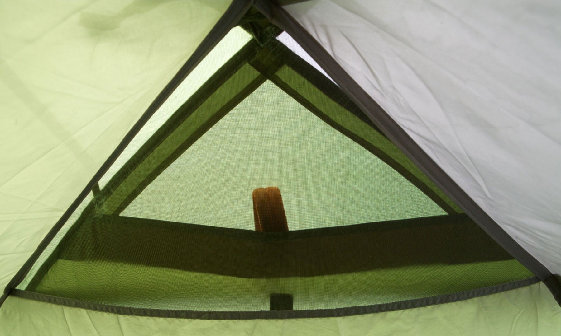 Pihenés közben a Coleman  Darwin 2 sátorban mindig elegendő friss levegője lesz a szellőző nyílásoknak köszönhetően a hálószobában és a központi előszobában.