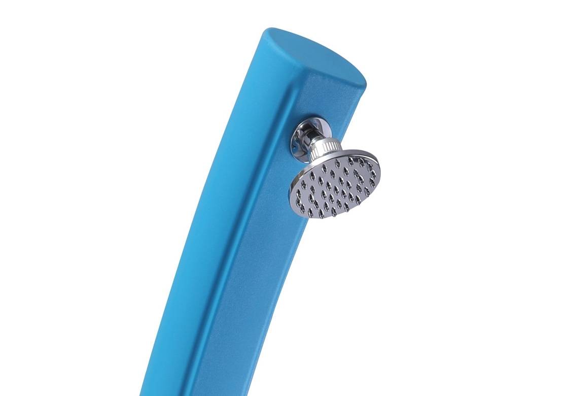 Sprchová hlavice s polohovatelným kloubem u modré solární sprchy Marimex UNO 20 l Style.