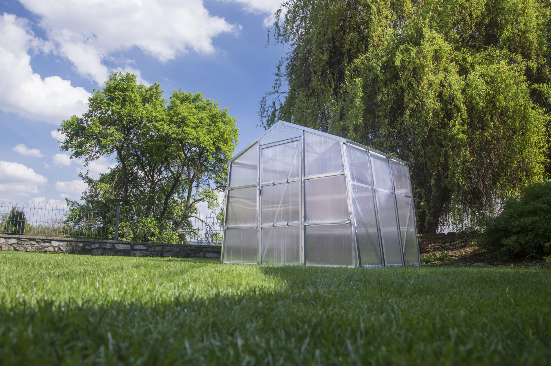 skleník G21 z polykarbonátu na zahradě