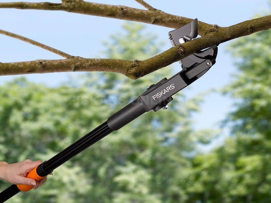 nožnice Fiskars UP53 strihajú vetvu stromu