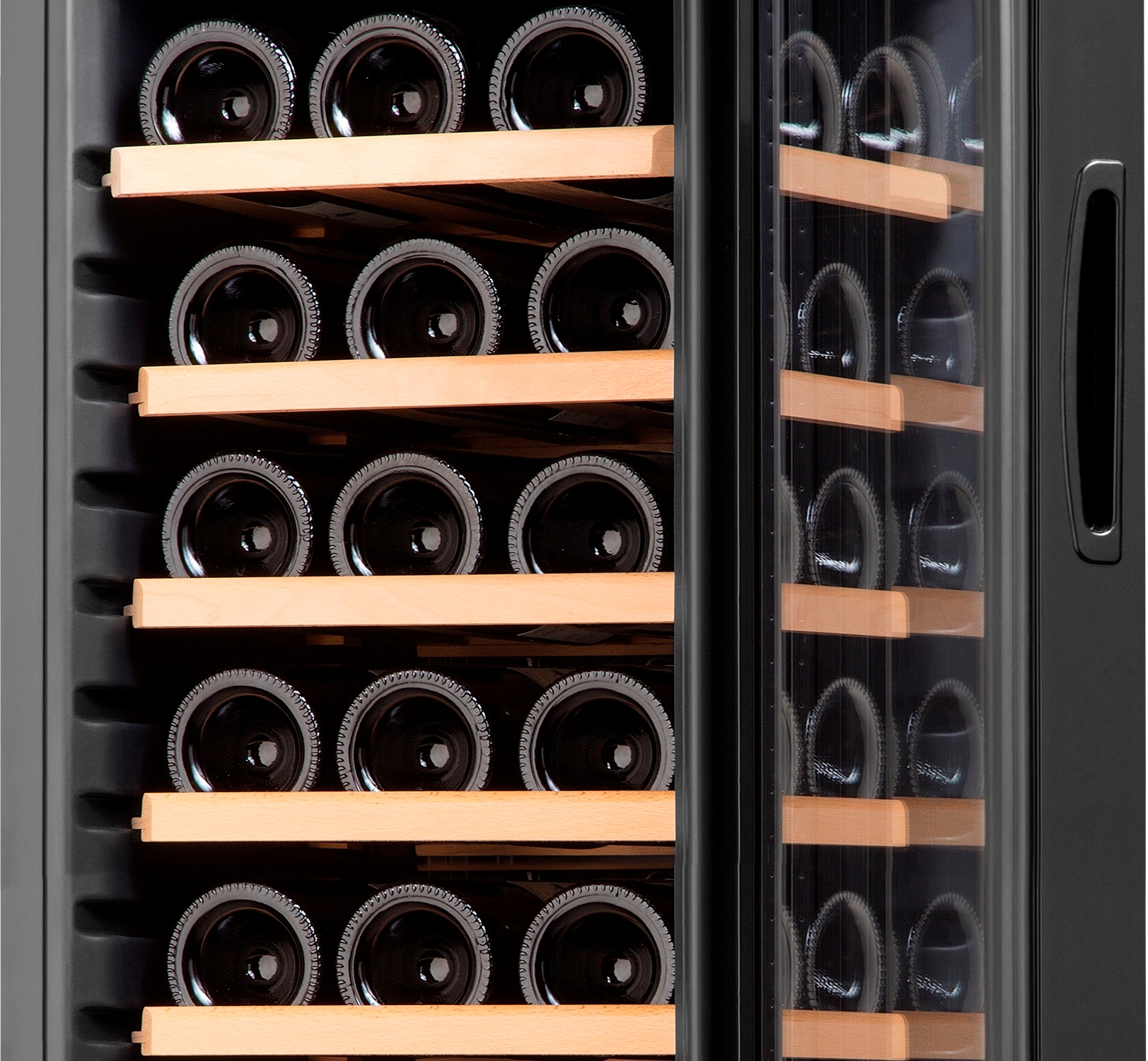 Jednozónová kompresorová vinotéka Philco PW 18 KF poslouží pro správné skladování vína s důrazem na zachování jeho jedinečných vlastností.