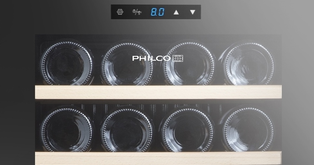 Intuitivní ovládací LED panel dovoluje pomocí senzorových tlačítek pohodlně nastavovat podmínky uvnitř vinotéky Philco PW 20 KF, aniž by bylo nutné ji otevírat.