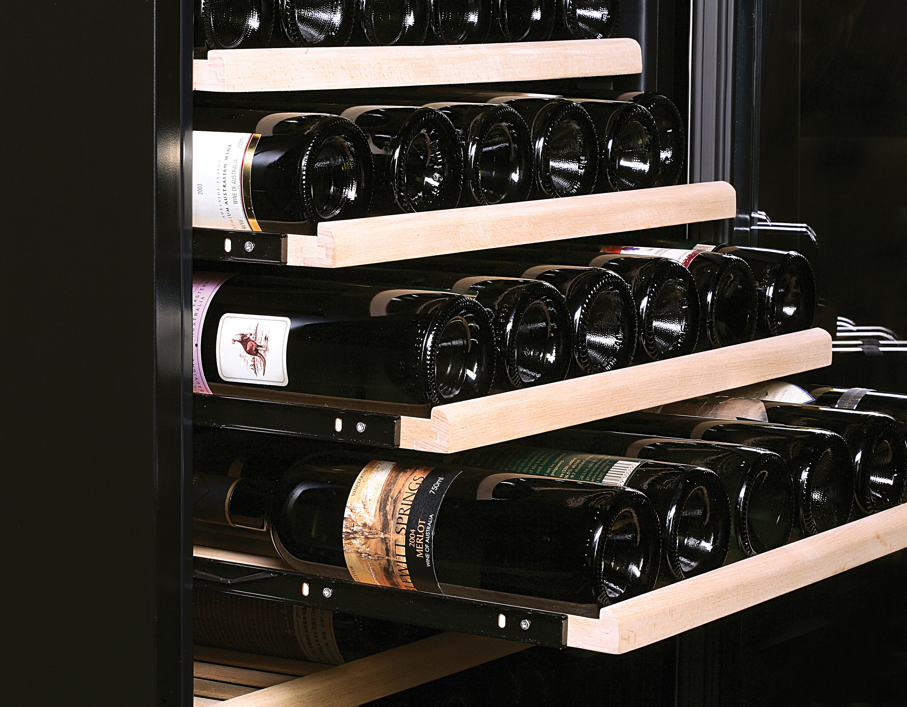 Dvojzónová kompresorová vinotéka Philco PW 166 GD poslúži na správne skladovanie vína s dôrazom na zachovanie jeho jedinečných vlastností.