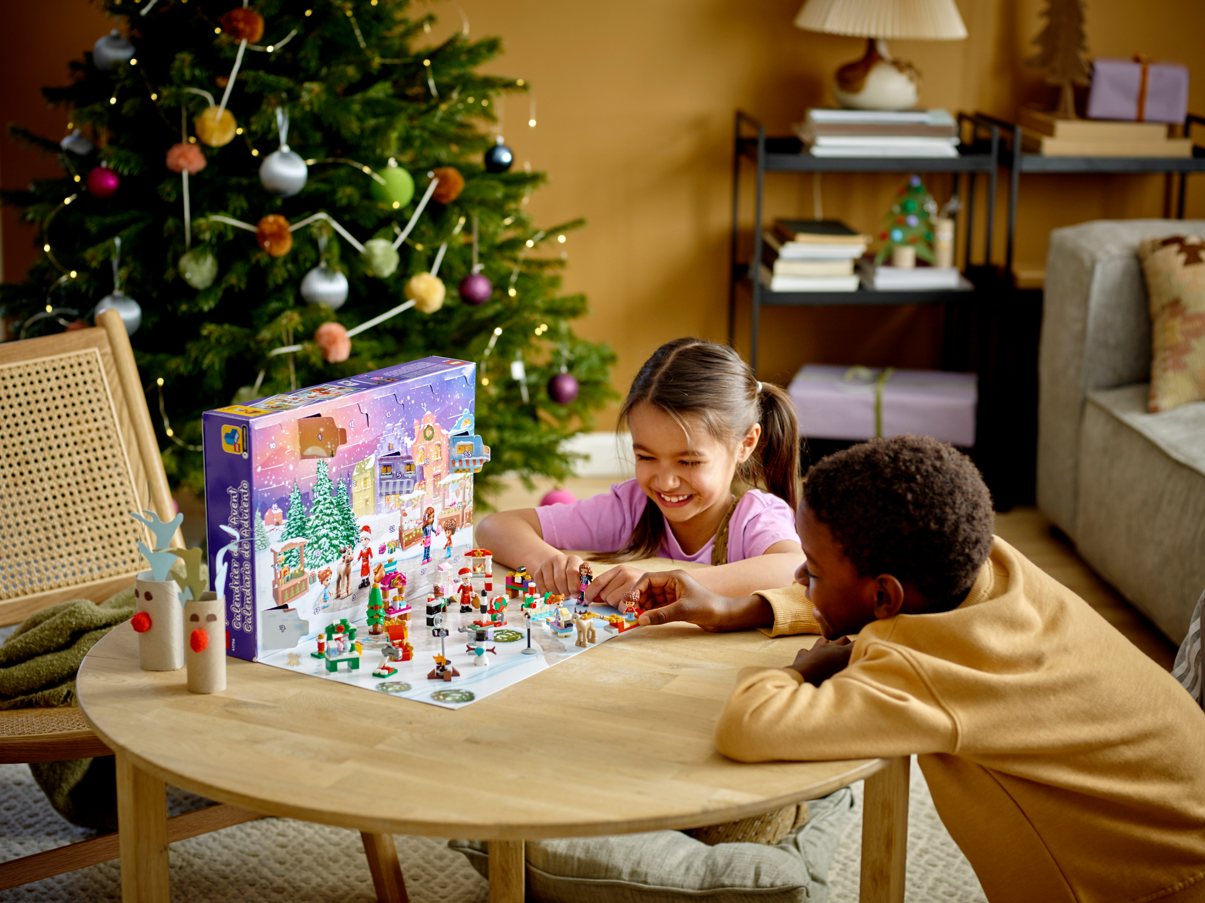 Deti sa hrajú s hračkami z adventného kalendára LEGO Friends