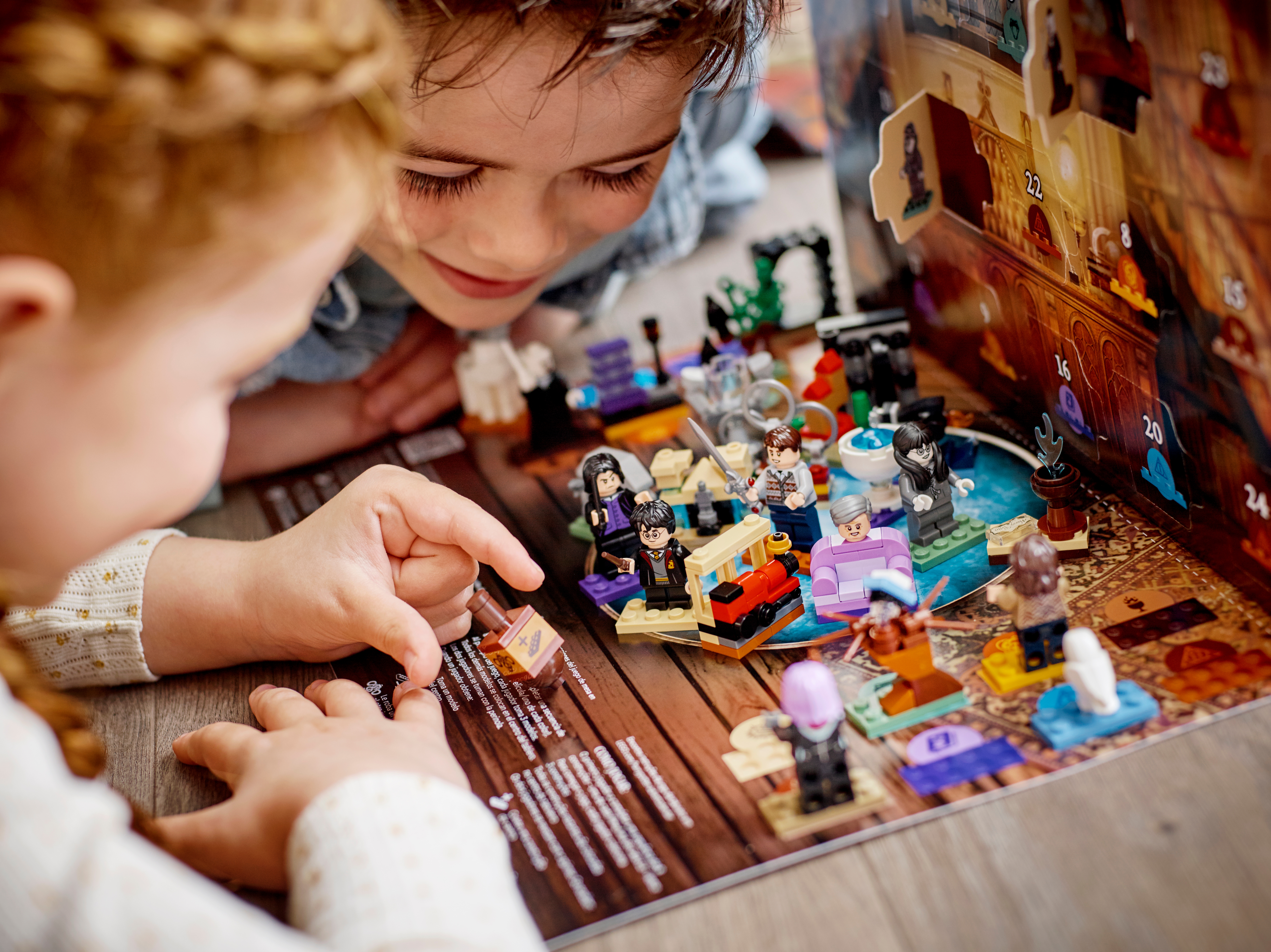 Deti sa hrajú s hračkami z adventného kalendára LEGO Hary Potter