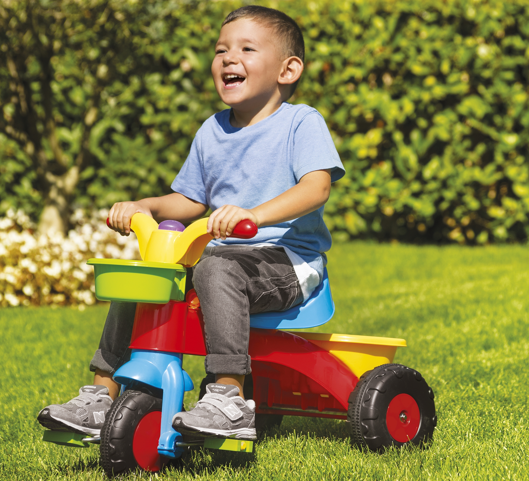 Tříkolka Dolu My 1st Trike má oproti běžnému kolu výrazně lepší jízdní vlastnosti a je tedy vhodná pro malé děti od 2 let.