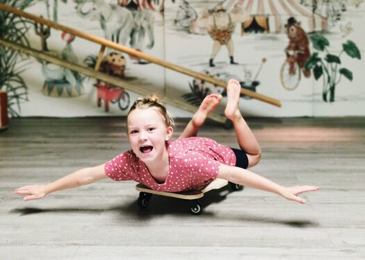 Dievčatko sa hrá na balančnej doske Small Foot Adventure