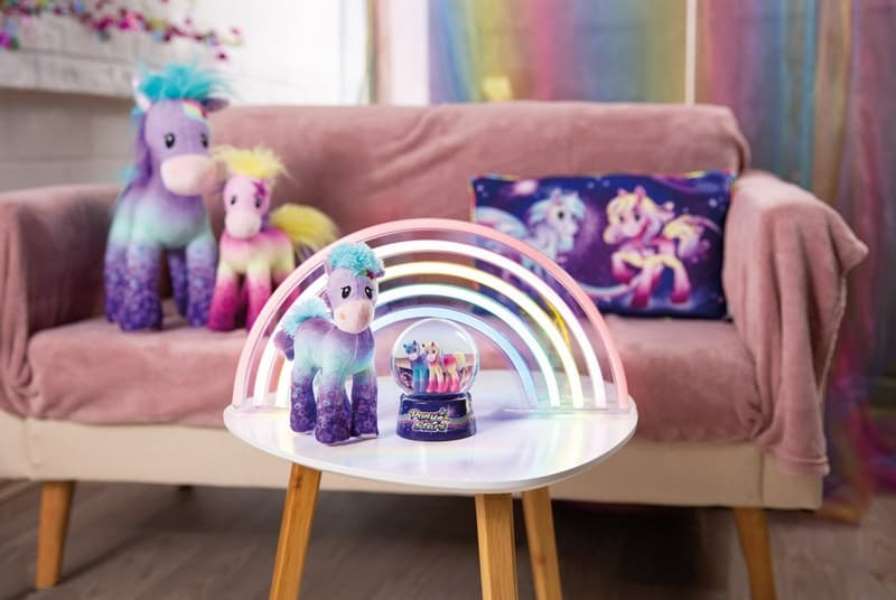 Dětský polštář NICI Green Pony Stars s motivem poníků Starjumper a Candydust zaručeně potěší všechny milovnice koní a dívčích barev od 2 let.