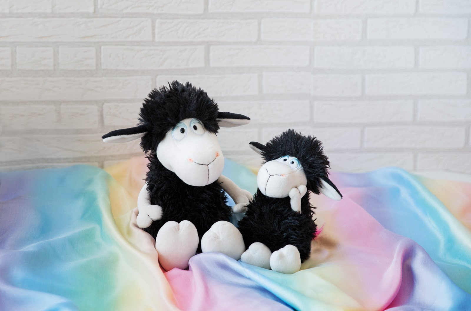 Plyšová hračka NICI Cuddly Sheep Jerome v podobě černé ovce s duhovým ocasem zaručeně potěší malé děti ve věku od 12 měsíců.