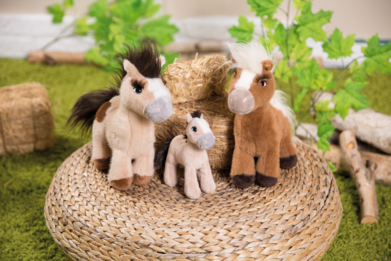Plyšová hračka NICI Cuddly Pony Lorenzo v podobě nádherného ryzáka potěší všechny milovnice koní ve věku od 12 měsíců.